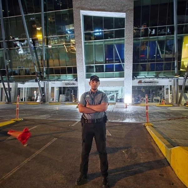 Guardia de seguridad en edificio comercial